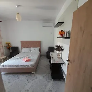 Gasthof Mona's, Sarandë